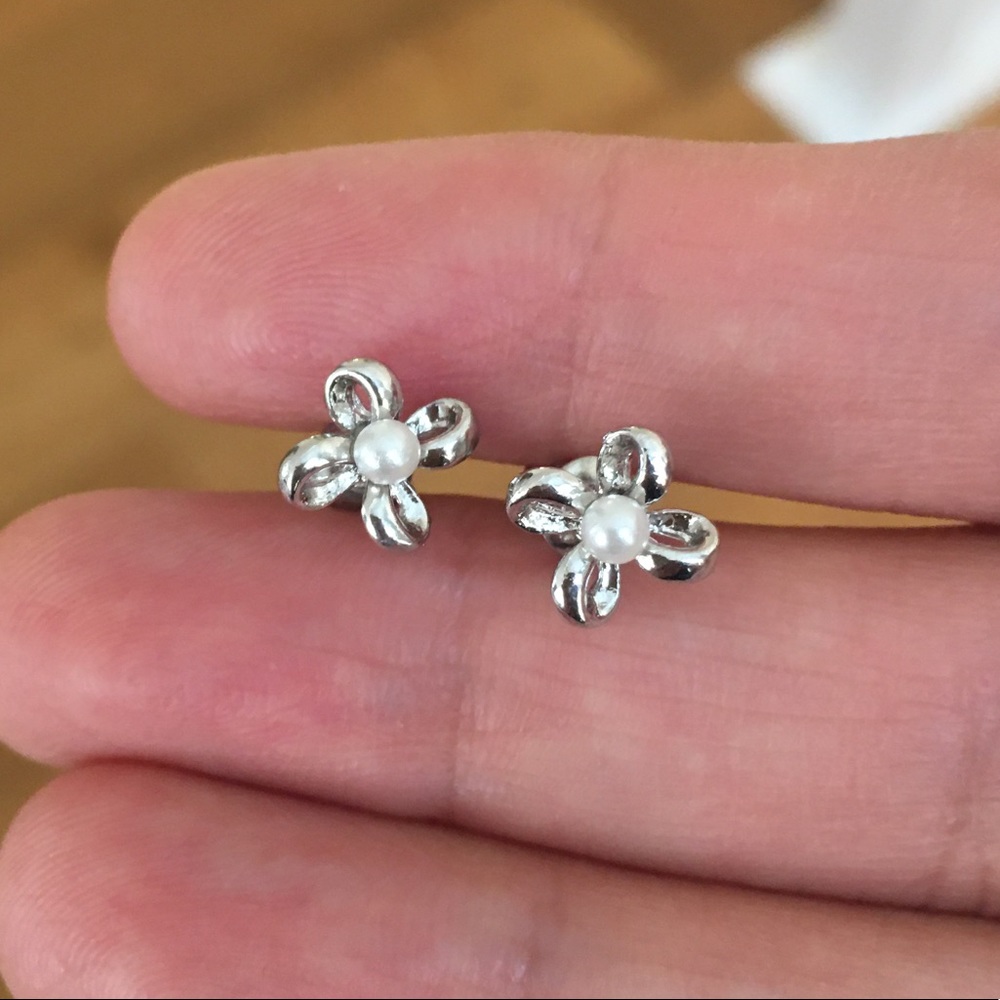 Fashion pearl & silver tone metal earrings